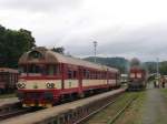 80-29 208-3/854 210-2 mit Sp 1866 Trutnov Hlavn Ndra-Kolin und eine qualmende 742 537-4 auf Bahnhof Trutnov Hlavn Ndra am 1-8-2011.