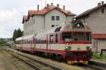 854 025-4 und zwei Beiwagens der BR 050 mit Os 4879 Jihlava-Třebč auf Bahnhof Okřky am 21-5-2013.