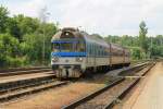 80-29 223-2 / 854 013-0 mit Os 4813 Jihlava-Brno Hlavní Nádraží auf Bahnhof Náměšť nad Oslavou am 29-5-2013.