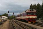 Während trübes Wetter fahrt 854 026-2, eine Beiwagen der BR 050 und die 810 123-0 mit Os 4819 Jihlava-Brno ein in Bahnhof Okříšky am 26-5-2013.