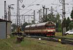 Ein alter Triebwagen der Reihe 854 fuhr als Os am 18.8.2013 aus Richtung Podebrady in den Bahnhof Velky Osek ein.