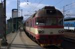 854 016-3 Pistalka als OS nach Rumburk, abfahrbereit in Decin.
Det Lokführer wies den den Fotografen auf eine kleine Fahrzeugsammlung, öffentlich zugängig, am BW Decin hin.  29.08.2015 10:21 Uhr.