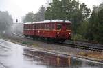 CSD M131.1133 (CD 801 133) und M131.1228 am 05.Oktober 2019 bei strömender Regen als Os 11812 (Pradubice hl.n. - Chrudim mesto) kurz vor dem Bahnhof Chrudim.