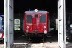 Eisenbahn Museum Jaromer am 21.8.2013: Aus einer der Schuppenstände schaut ein alter aber vorbildlich aufgearbeiteter Motortriebwagen: M 131.1163.