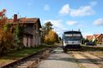 Der Bf Lužec nad Vltavou ist der Endpunkt der nur 3 km langen KBS094. 809 208 kam am 16.10.2019 als Os9674 aus Kralupy nad Vltavou und wendet auf Os12355 nach Vraňany.  