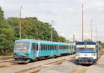 845 116+xxx als R25 nach Praha Mas. n. und 810 306 am 27.08.2021 im Bahnhof Hostivice. 