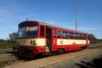 CD 810 320-2 wartet in Bahnhof Blatno u Jesenice am 26.8.2015