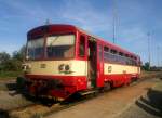 CD 810 594-3 wartet in Bahnhof Blatno u Jesenice am 26.8.2015