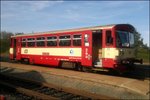 CD 810 320-2 wartet in Bahnhof Blatno u Jesenice am 26.8.2015