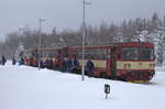 Zahlreiche Wintersportler verlassen die Brotbüchsengarnitur in Moldava.
810 213-9 ist bei der Rückfahrt  Moldava - Most an der Spitze. 08.01.2017 11:12 Uhr.