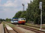 Der 810 573 und der M262 1212 am 04.08.2018 abgestellt in Březnice.