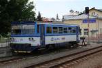 CD 810 519-9 am 06.Juli 2019 als Os 13911 nach Zborovice im Bahnhof Kromeriz.