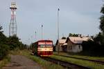 810 669 als Os16707 (Bečov nad Teplou - Rakovník) fährt aus dem Bf Lubenec, am 22.07.2019, aus.