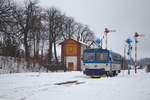 An einem tief verschneiten Wintertag im Jänner 2019 fährt der aus Rokytnice nad Jizerou kommende Triebwagen 810 545 gerade in den Bahnhof Martinice v Krkonosich ein. (13.01.2019)