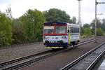 CD 810 059-6 fährt am 05.Oktober 2019 als Os 25343 von Holice in den Bahnhof Moravany ein.