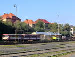 Blick auf zwei abgestellte Beiwagen in Rakovnik, erst beim Bearbeiten fiel das Lademaß auf . 21.09.2019, 09:23 Uhr.
In Rakovnik übernachtend, geht die Reise  weiter nach Luzna, zum Nationalen Tag der Eisenbahn.