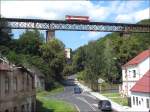 Ein 810er (Brotbüchse) als Os 26808 Most (Brüx) - Moldava (Moldau) auf dem 30,5m hohen Grundmühlenviadukt über den Hüttengrund bei Hrob (ehemals königlich freie Bergstadt