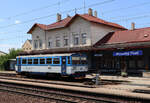 Dieser Triebwagen befördert die Reisenden auf der kurzen Strecke zwischen Bzenec und Moravsky Pisek, in beiden Bahnhöfen können die Reisenden auf die Anschlusszüge umsteigen. Das Foto wurde vom Mittelbahnsteig aus aufgenommen. Moravsky Pisek, 12.6.2023