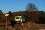 810.419 mit den Os 27874 (Příkosice - Nezvěstice) unterwegs kurz vor Nezvěstice, 09.01.2024