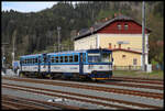 CD 810337 vor CD 810510 stehen als Reserve am 28.4.2024 um 9.00 Uhr im Bahnhof Becov nad Teplou. Ihr Einsatz ist auf der CD Strecke nach Rakovnic möglich.