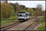 Einfahrt des CD Triebwagen 810320-2 in den kleinen Landbahnhof Otrocin am 28.4.2024 um 14.56 Uhr.