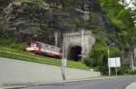 Ein Triebwagen der Baureihe 810 hat soeben den Tunnel aus Richtung Schna verlassen und wird in wenigen Augenblicken in den Bahnhof Decin einfahren.