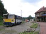 810 423-4 auf Bahnhof Star Paka am 13-7-2007.