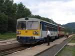 810 423-4 mit Os 5410 Nova Paka-Liberec auf Bahnhof elezn Brod am 13-7-2007.
