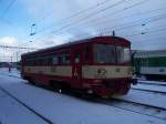 Eine Bauhreihe 810 in der winterlichen Morgendmmerung beginnt in krze ihren Tagesdienst, Chomutov, Aufnahmedatum leider unbekannr