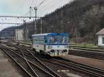 Der 809 345 am 04.04.2010 bei der Einfahrt in Kralupy.