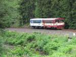 13.6.2011 15:13 ČD 810 566-0 mit einem Btax Wagen als Personenzug (Os) aus Sokolov nach Kraslice zwischen dem Bahnhof Olov und dem Bahnhof Rotava.