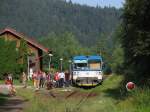 Fr 1 Minute ist die Ruhe auf Bahnhof Adrpach verschwunden als 810 565-2 mit Os 15764 Teplice nad Metuji-Trutnov Hlavn Ndra einfahrt (2-8-2011).