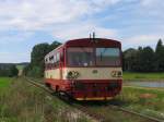 Drei Lackierungen der Brotbchse: 810 549-6 mit Os 5741 Vrchlabi-Trutnov Hlavn Ndra bei Vlčice am 12-8-2011.