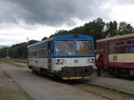 Drei Farbvariante der Brotbchse: 810 563-7 auf Bahnhof Trutnov Hlavn Ndra am 1-8-2011.