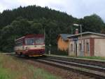 810 549-6 mit Os 5740 Trutnov Hlavn Ndra-Vrchlabi auf Bahnhof Vlčice am 8-8-2011.