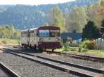 3.10.2011 15:27 ČD 810 566-0 mit einem Btax Wagen als Personenzug (Os) aus Sokolov nach Kraslice bei der Einfahrt in den Bahnhof Kraslice předměst.