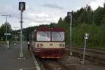 VT 810 318-6 der CD am 22.06.2013 im Grenzbahnhof Železná Ruda-Alžbětín / Bayerisch Eisenstein. Die deutsch-tschechische Grenze verläuft knapp hinter der Haltetafel und quer über den Bahnsteig, gekennzeichnet durch eine weiße Linie.

