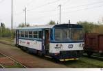 Triebwagen 810 575-1 der Tschechischen Staatsbahn CD steht in einem Unterwegsbahnhof der Strecke Pilzen - Budweis.