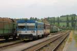 810 433-3 und eine Beiwagen mit Os 24852 Moravsk Budějovice-Okřky auf Bahnhof Okřky am 24-5-2013.