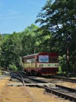 23.7.2012 15:07 ČD 810 201-4 als Personenzug (Os) aus Nov Role nach Loket předměst bei der Ausfahrt aus dem Bahnhof Loket.