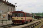 810 222-0 mit Os 24809 Okříšky-Znojmo auf Bahnhof Okříšky am 24-5-2013.