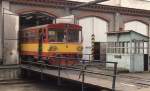 VT 810220 fährt am 7.10.1992 aus dem Rundschuppen des Depot Ceska Lipa auf die Drehscheibe.