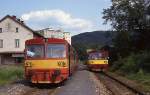 Endbahnhof Tremosnice der Nebenbahn nach Caslav. 810237 als Zug 15914 nach Caslav steht abfahrbereit. Rechts ist 810294 als Zug 15915 aus Caslv am 28.6.1992 angekommen.