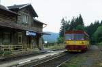 Triebwagen 810192 fährt am 16.6.2001 um 11.14 Uhr in Karlovice nach Vrbno ab.