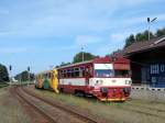  Orlickohorské metro  in Častolovice. 810 + 814/914 + 810 kommt aus Hradec Králové, der erste achthudertzehn Wagen geht mit dem anderen 810 nach Doudleby nad Orlici, Regionova geht nach Rychnov nad Kněžnou und der letzt bleibt in Častolovice.