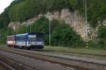 Eine blaue Brotbüchse -810 113-1- mit rotem Beiwagen als OS 9568 aus Mlada Boleslav nach Turnov wird den Fotografen nach Bakov nad Jicerou Mesto bringen. 23.05.2105 10:15 Uhr.