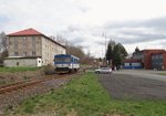 810 425-9 mit dem Os 17244 bei der Ausfahrt in Aš am 08.04.16.