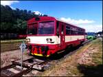 CD 810 325-1 in Bahnhof Lu�n� u Rakovn�ka am 19. 7. 2026.