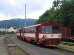 810 295-6 mit Os 26268 elezn Brod-Tanvald auf Bahnhof Tanvald am 12-7-2009.