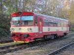 29.10.2011 12:39 ČD 810 644-5 wartet im Bahnhof Nejdek auf ihren nchsten Einsatz.